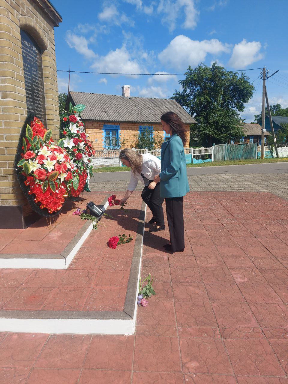 Специалисты Ивановского территориального центра возложили цветы к братской могиле воинов, погибших в годы Великой Отечественной войны.