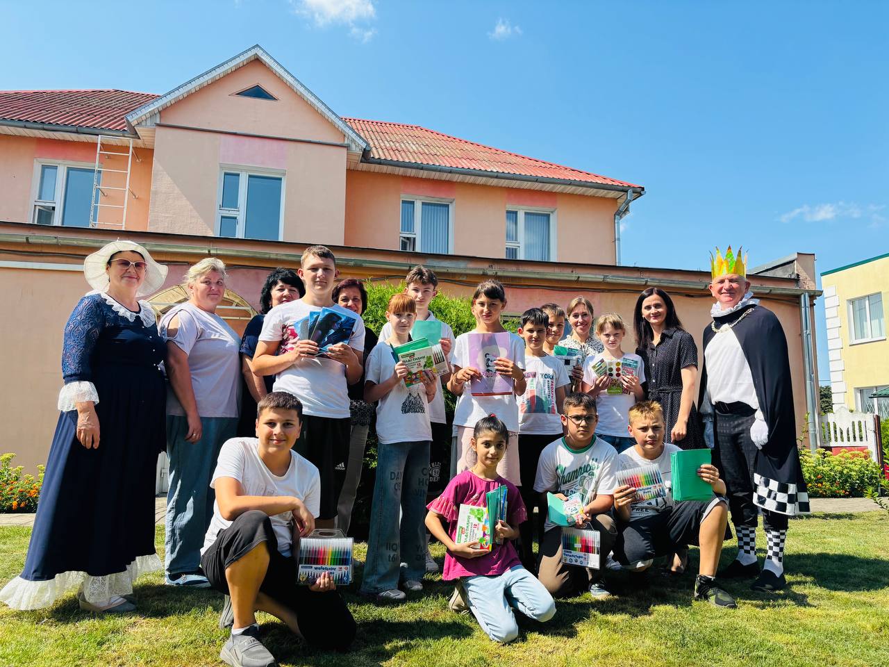 Специалисты Ивановского территориального центра передали собранные канцелярские принадлежности детям из детских домов семейного типа