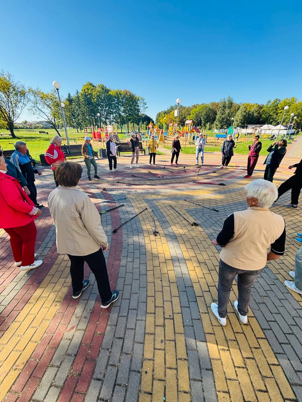 Марафон по скандинавской ходьбе среди пожилых людей